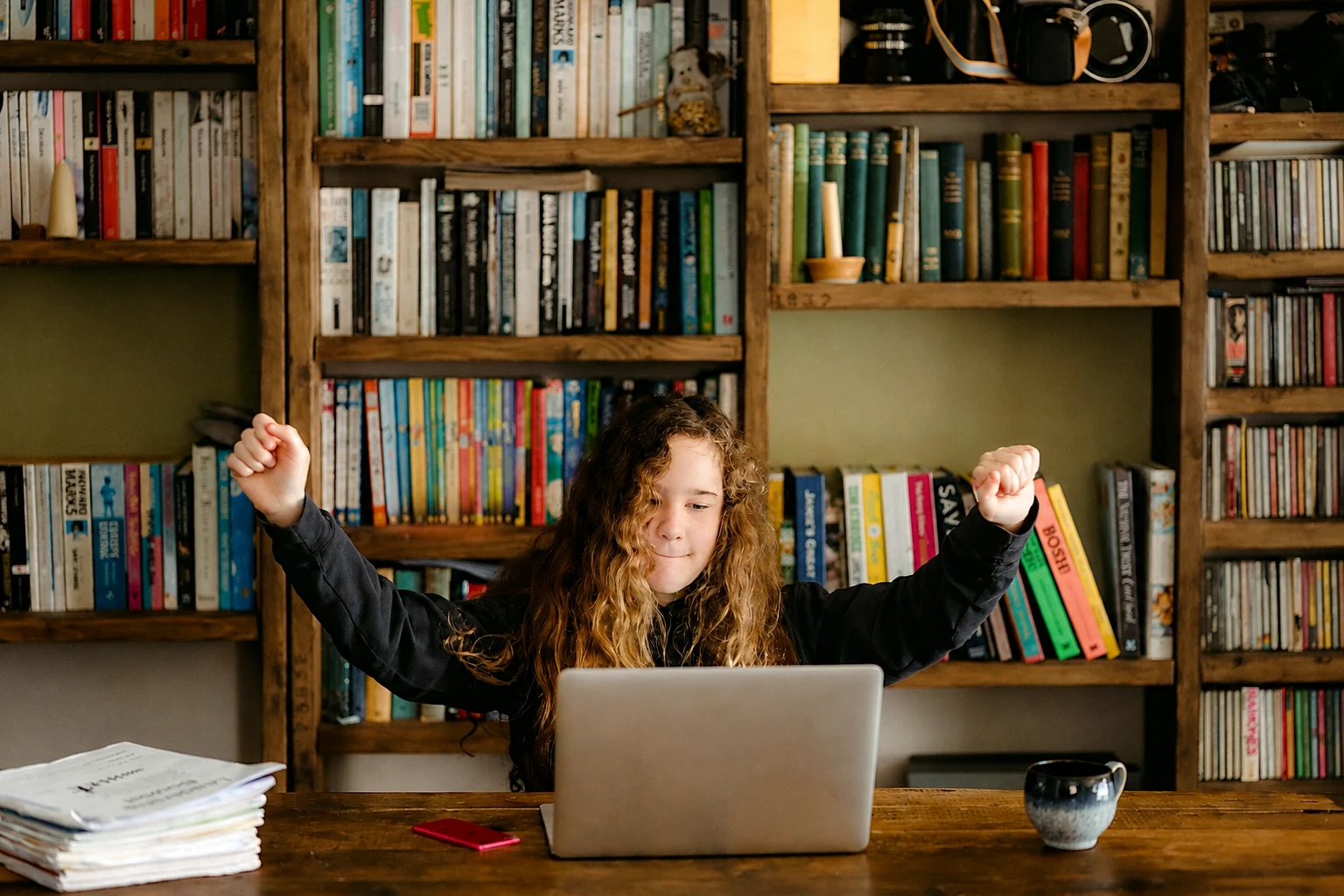 Estudiante de IBERO que explora sus opciones de formación virtual